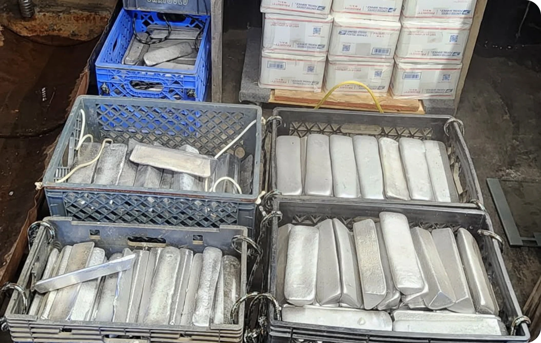 Stacks of metallic bars in containers